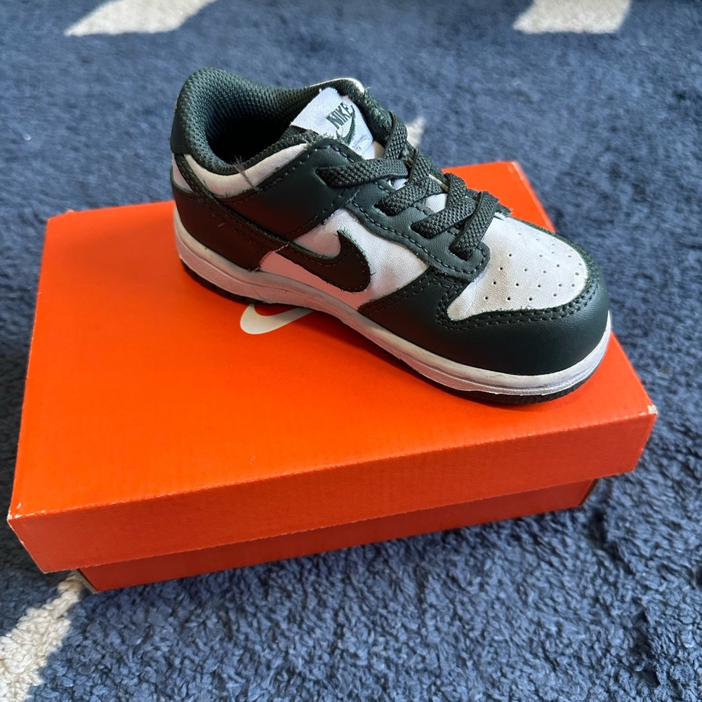 Nike Toddler Green and White Dunk Low - Picture 7 of 8